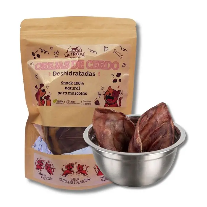 Empaque de orejas de cerdo deshidratadas La Tropa y tazón con dos piezas del producto